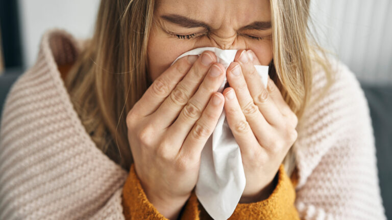 Temporada de gripe comienza antes de lo habitual y médicos recomiendan vacunarse cuanto antes