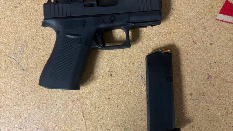 Violencia vehicular deja un arrestado y un arma robada recuperada