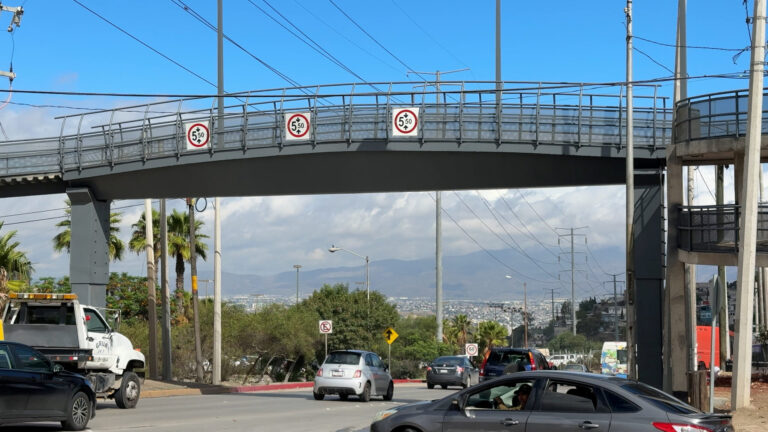 Puente de Tijuana recibe polémico antipremio como la peor obra peatonal de México