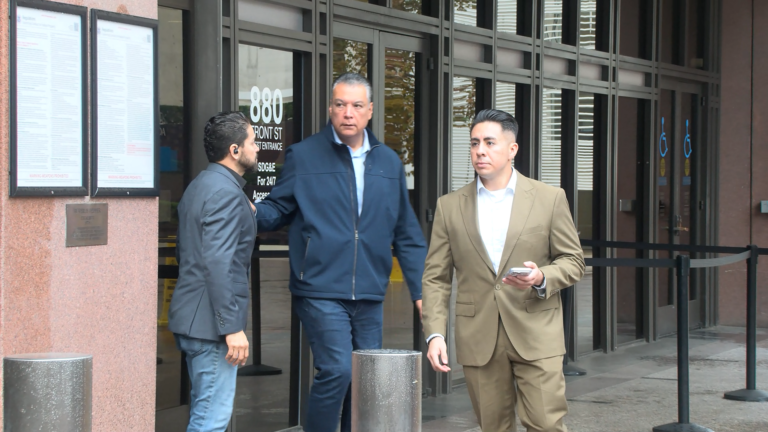 Senador Alex Padilla visita instalaciones de ICE en San Diego ante denuncias sobre condiciones de detención