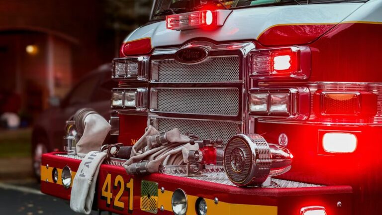 Automóvil queda destruido por incendio en el estacionamiento de una clínica