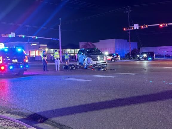 Accidente entre motocicleta y SUV deja a una persona con posibles lesiones graves en Edinburg