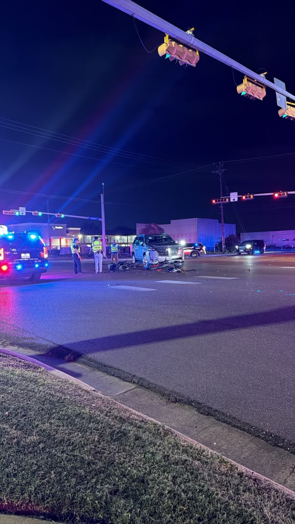 Accidente entre motocicleta y SUV deja a una persona con posibles lesiones graves en Edinburg