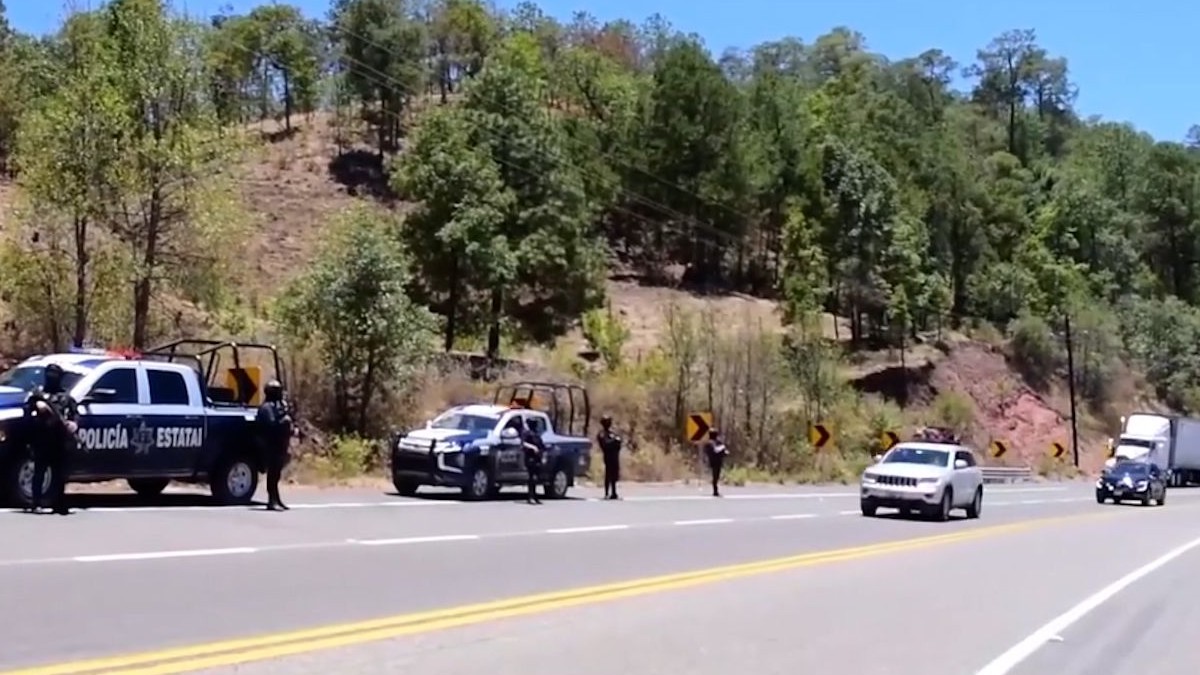 Refuerzan vigilancia tras hallazgo de siete cuerpos en la carretera Durango-Mazatlán