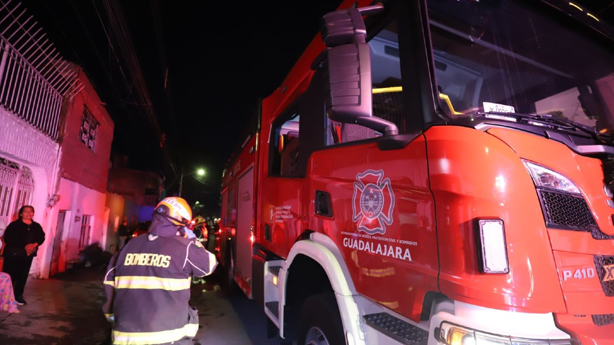 Incendio en Guadalajara: Dos adultos mayores gravemente heridos y varios vecinos intoxicados