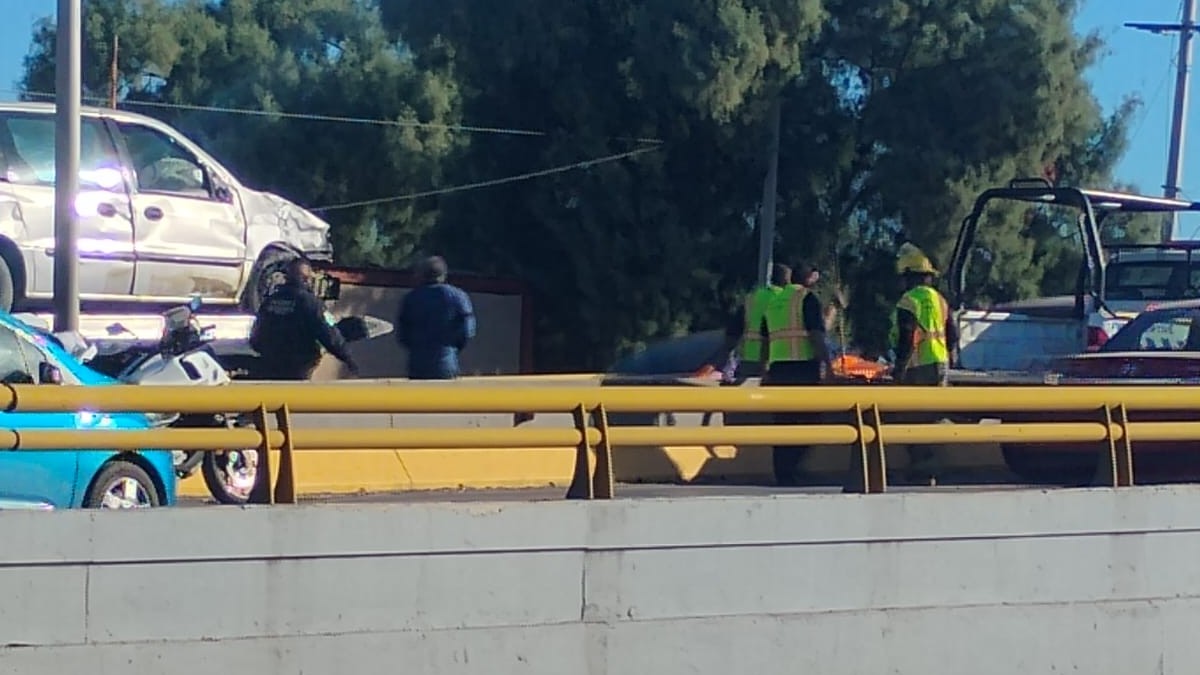 Accidente en Torreón: Camioneta se Vuelca en el Puente del Bulevar Libertad