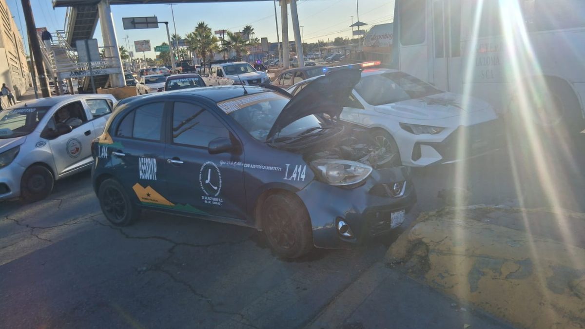 Accidente de Tráfico en Gómez Palacio: Conductor Imprudente se Impacta Contra el Camellón Central y Huye del Lugar