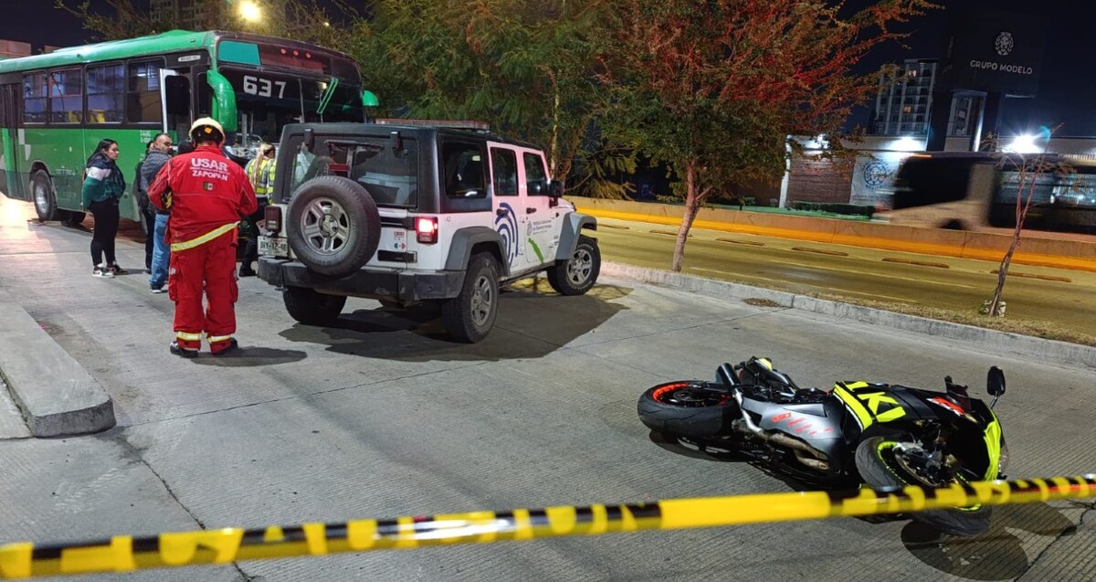 Zapopan: Impactante video de seguridad muestra el trágico accidente de un motociclista con un camión de la ruta 637