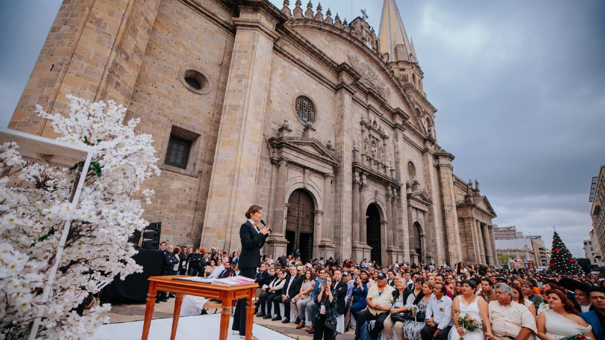 Ceremonia Colectiva en Guadalajara: Verónica Delgadillo Une a Mil 726 Parejas en el Centro Histórico
