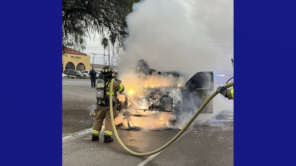 Bomberos de Rio Grande City controlan incendio vehicular frente a Fort Ringgold