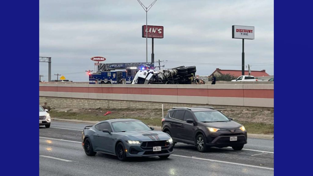 Volcadura de camión de cemento provoca cierre vial y caos vehicular en Weslaco