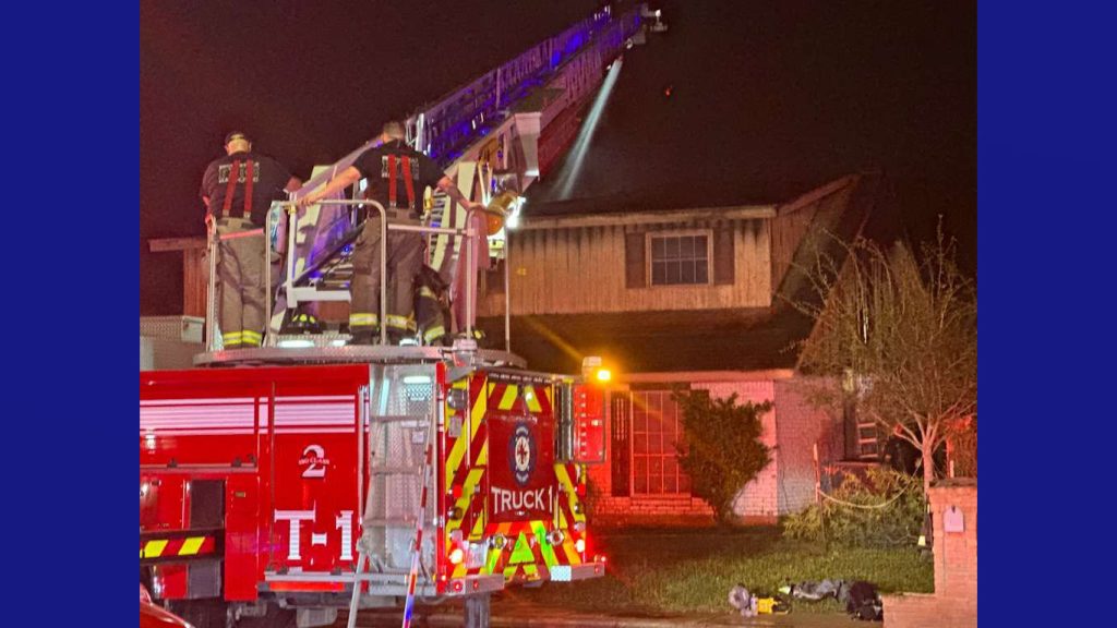 Bomberos de Brownsville sofocan incendio en vivienda de dos pisos