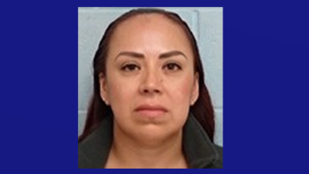 Mujer de McAllen enfrenta cargos federales por armas tras arresto por prostitución