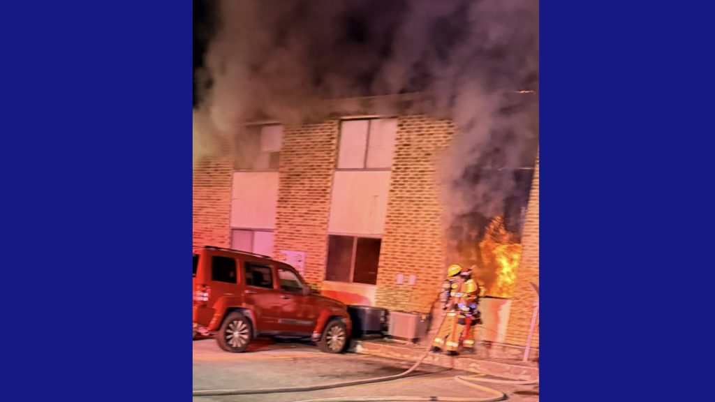 Incendio nocturno en complejo de ocho viviendas es controlado gracias a rápida respuesta de autoridades