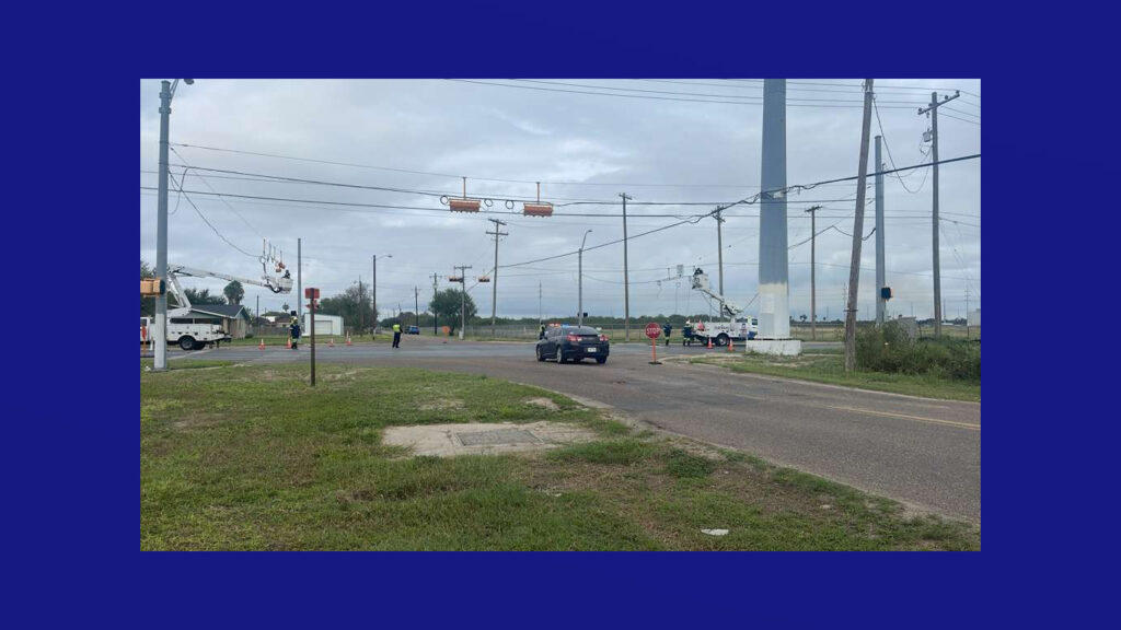 Investigan choque con fuga que derribó semáforo en Edinburg