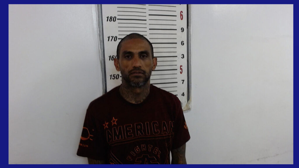 Policía de La Grulla busca a sujeto acusado de violencia familiar y otros delitos