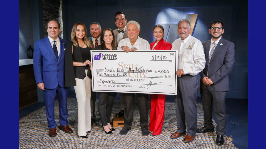Alcalde de McAllen entrega a South Texas College Foundation un donativo de 5,000 dólares