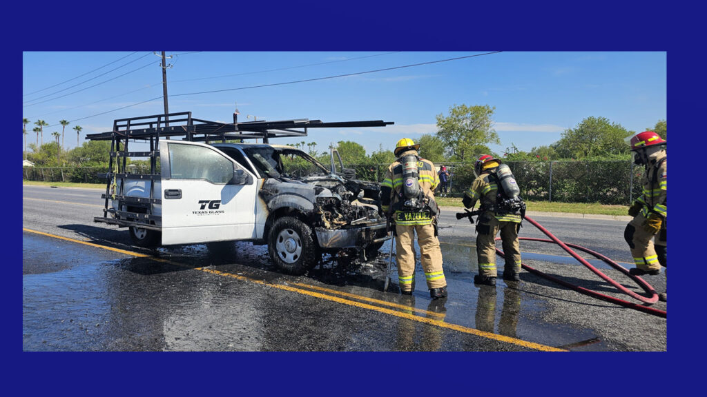 Se incendia camioneta en Álamo; conductor logra ponerse a salvo