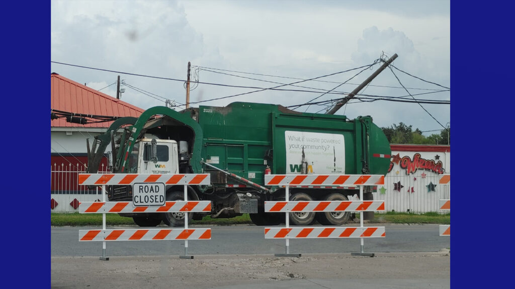 Camión de recolección de basura choca contra poste de luz en Pharr