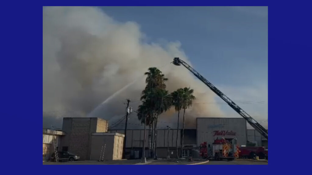 Cierran carril de State Spur 206 en Harlingen tras incendio en Johnny’s True Value