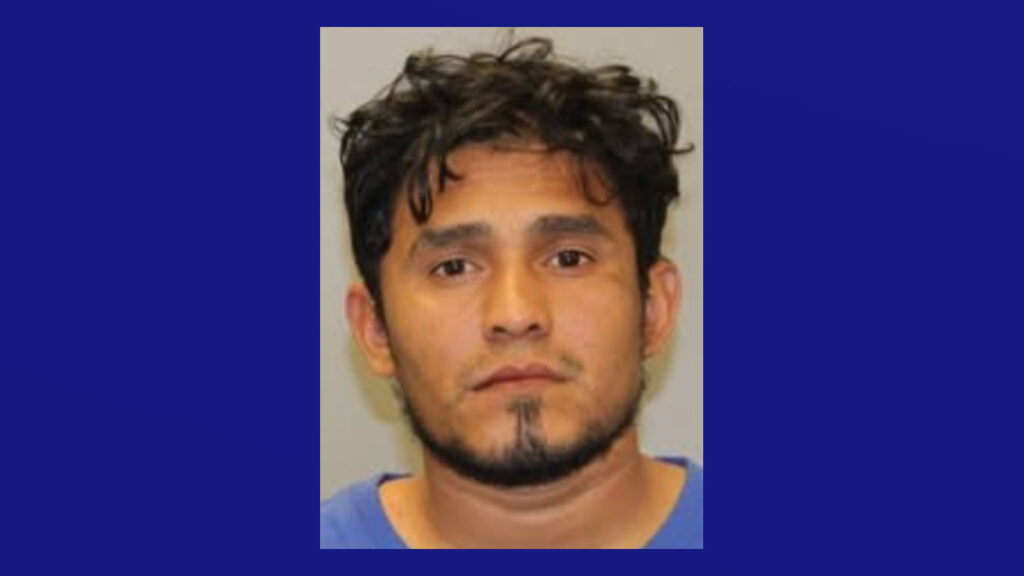 Buscan a inmigrante ilegal acusado de abuso infantil; ofrecen recompensa de $5,000