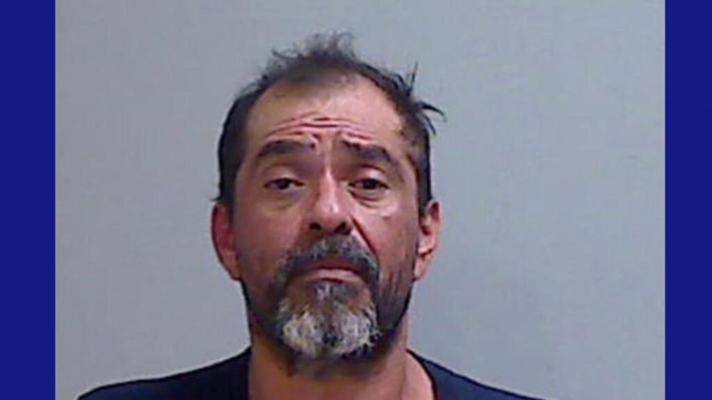 Hombre arrestado por disparar contra su familia y policías en Edinburg