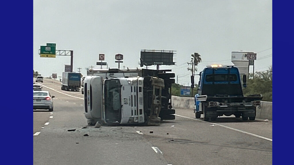 Accidente en la I-2 entre Weslaco y Donna deja camión volcado