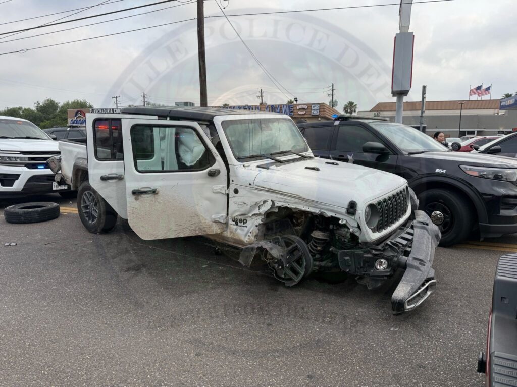 Robo de auto: Policía de Brownsville detiene a menor tras persecución y choques