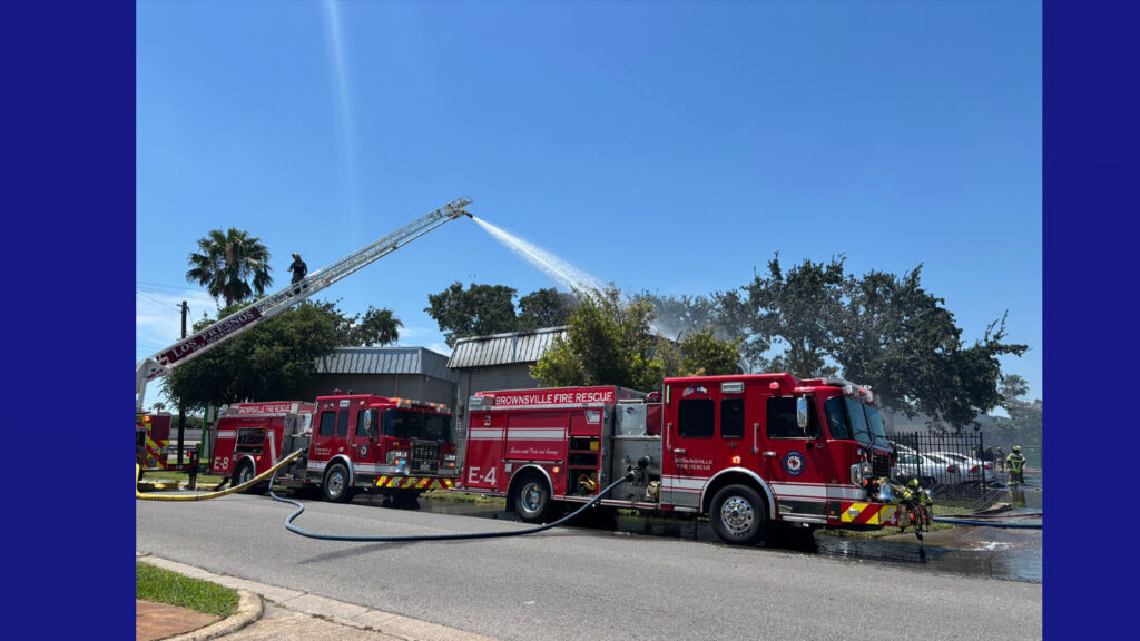 Escena sigue activa por incendio en apartamentos de Brownsville