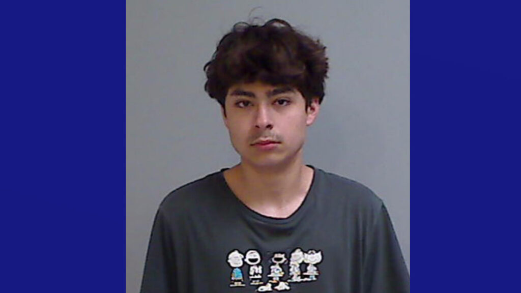 Estudiante de preparatoria enfrenta cargos federales por portar un arma en la escuela