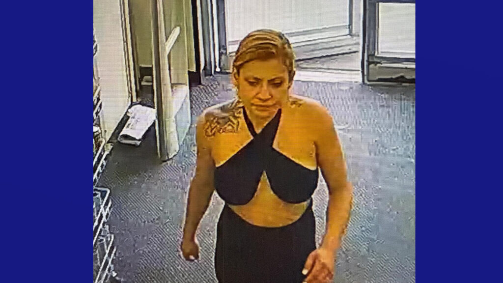 Policía busca a mujer por robo con violencia en tienda Family Dollar de Brownsville