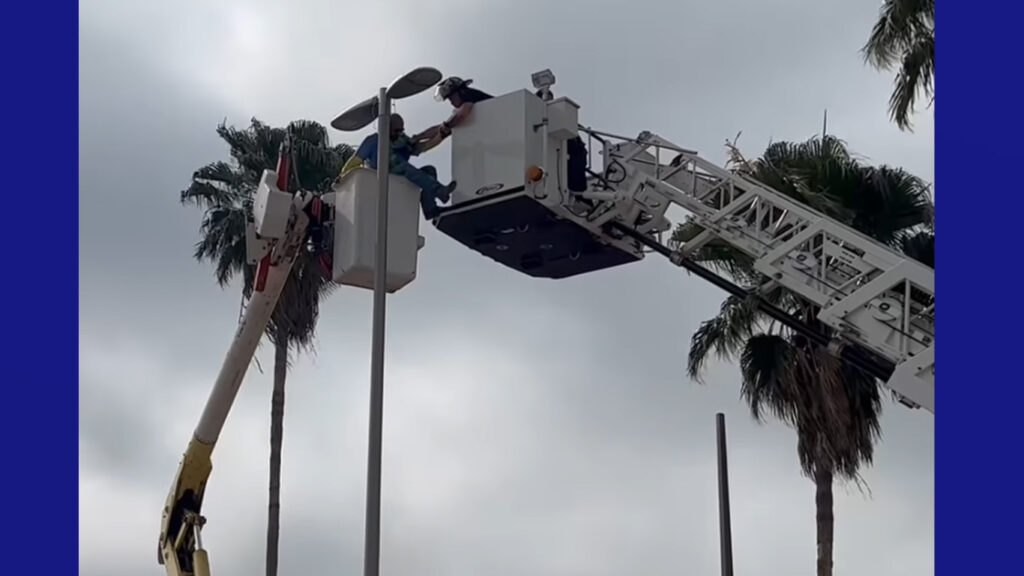 Captado en Cámara: Bomberos de Edinburg rescatan a trabajador atrapado en lo alto de una grúa eléctrica