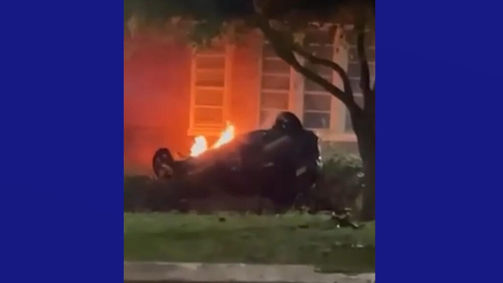 Una persona resulta gravemente herida tras volcadura e incendio vehicular en Brownsville