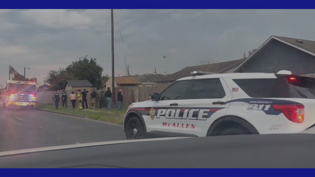 Conductora resulta lesionada tras impactarse contra la barda de una casa en McAllen