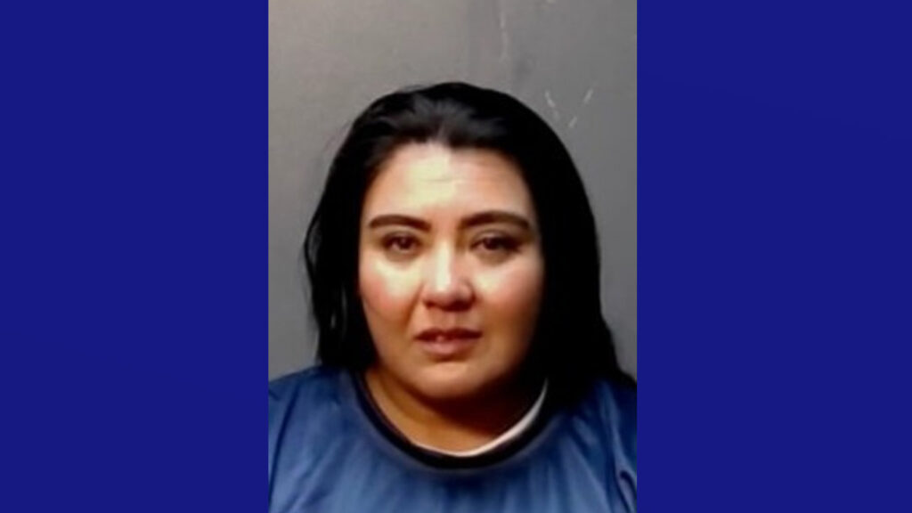 Mujer arrestada tras empujar a menor durante pelea en partido deportivo en Brownsville