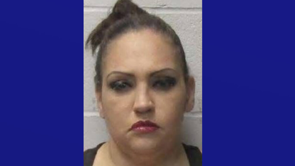 Mujer de Harlingen arrestada tras cateo por narcóticos y un arma robada