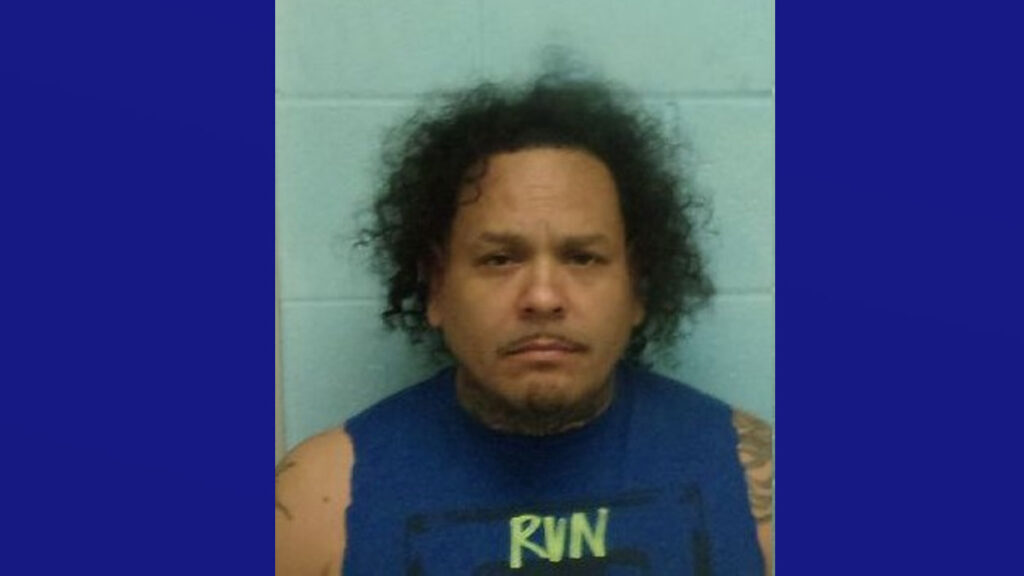 Policía de McAllen busca a un hombre acusado de allanamiento de morada y agresión