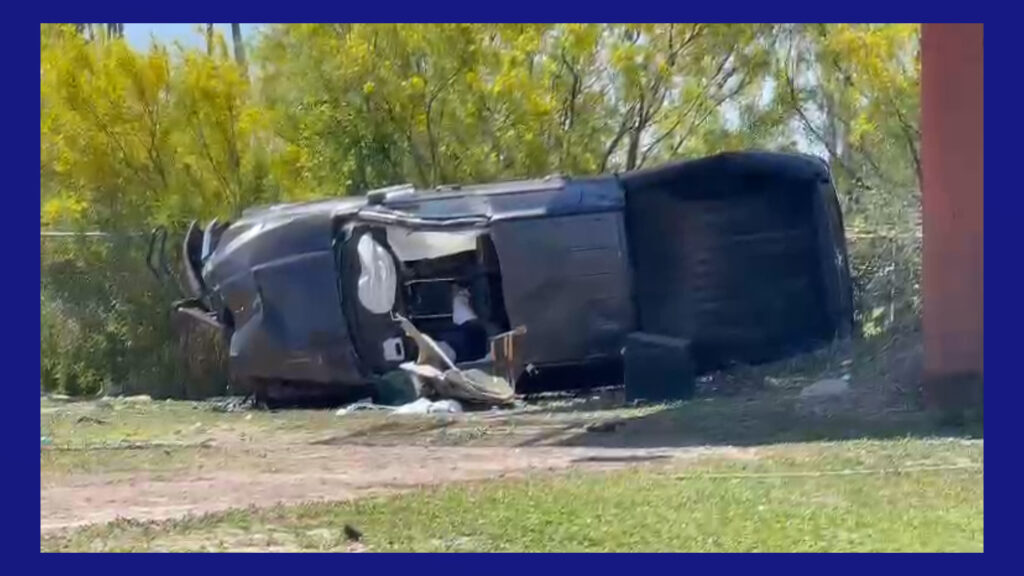 Vuelca vehículo en Weslaco, una persona fue trasladada para evaluación médica