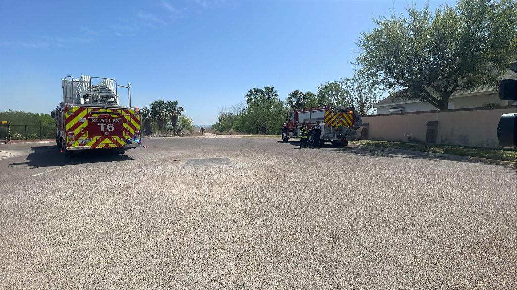 Bomberos atienden incendio de maleza en McAllen