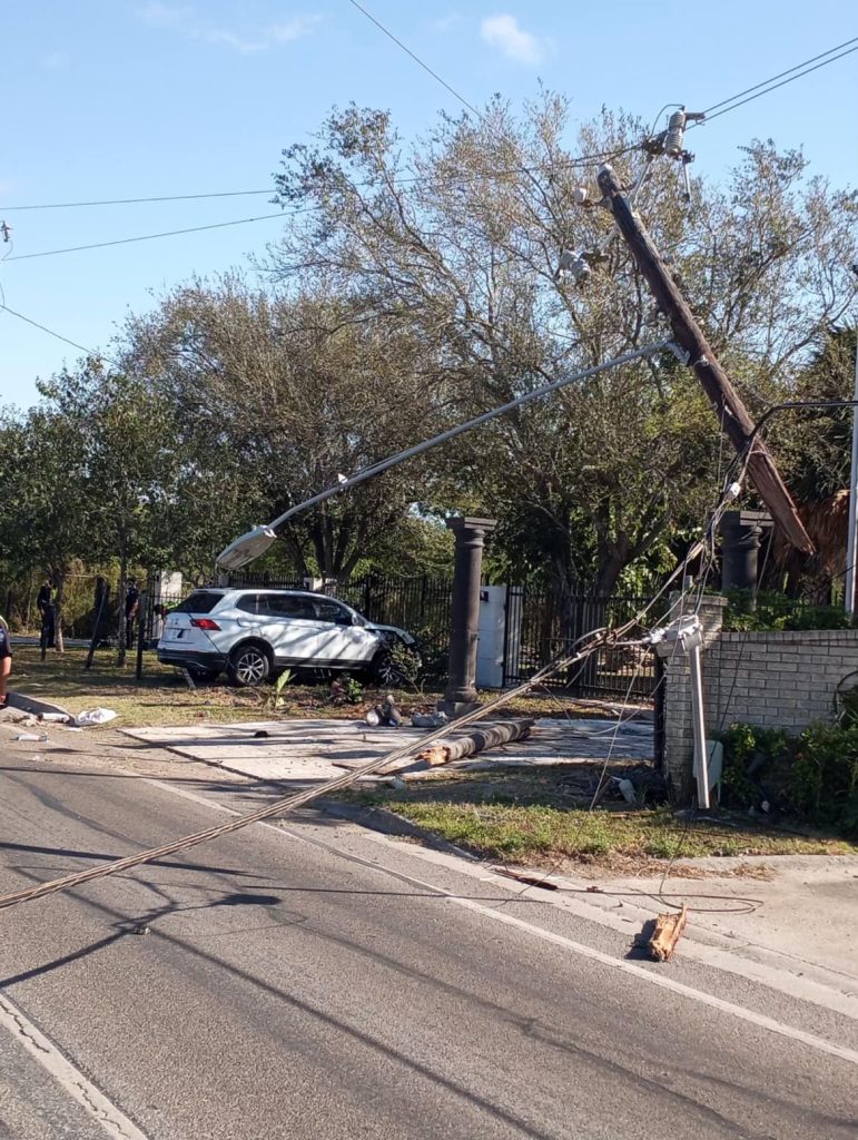 Conductor se impacta contra reja en Brownsville
