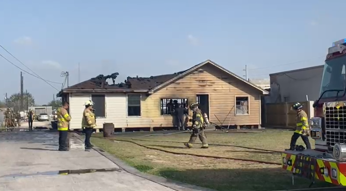 Incendio en Edinburg destruye una vivienda y afecta otra, uno de los bomberos termina herido