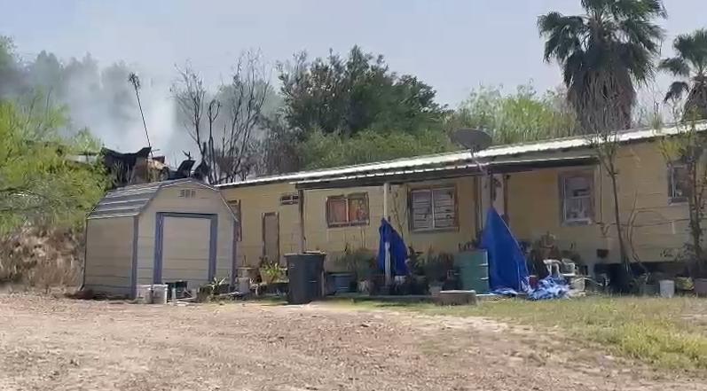 Bomberos luchan contra las llamas de un incendio en Rio Grande City