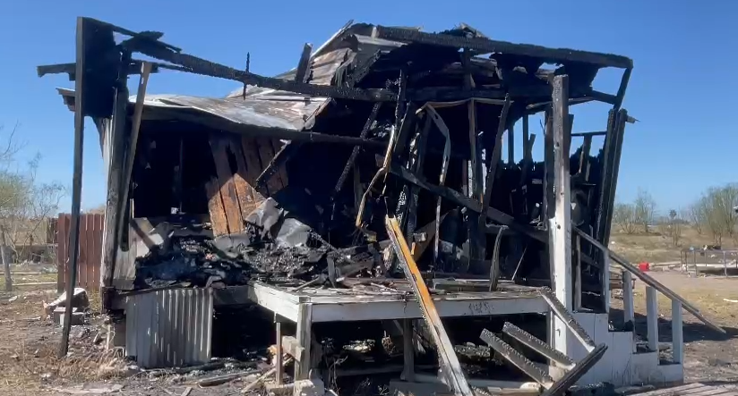 Bomberos de Álamo responden a incendio nocturno en una vivienda