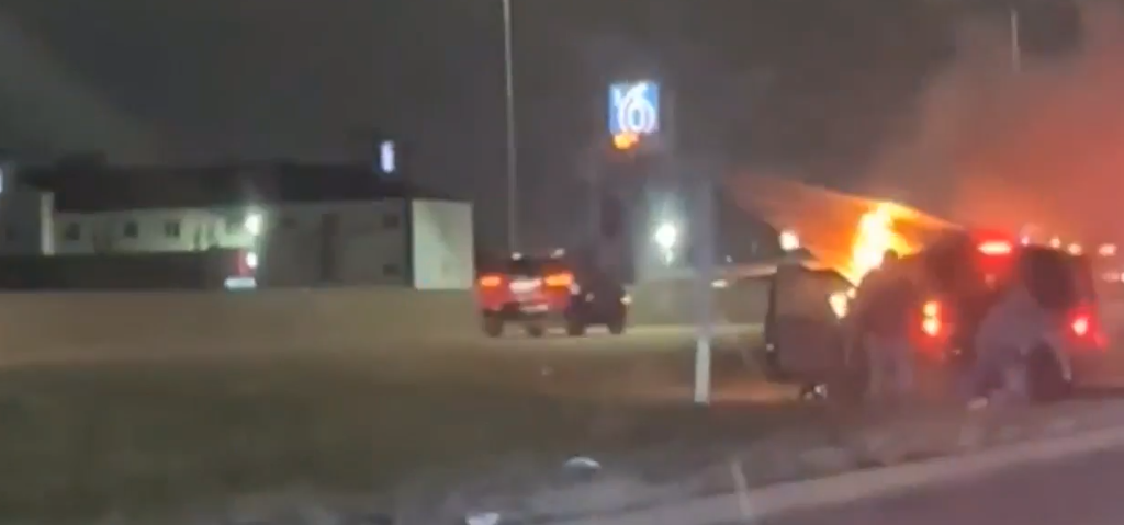 Vehículo arde en llamas en Mission y Dos Personas Son Transportadas Al Hospital